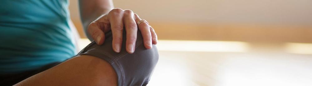 femme assise, jambes croisées, faire du yoga